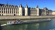 巴黎埃菲尔铁塔旁边的河叫什么